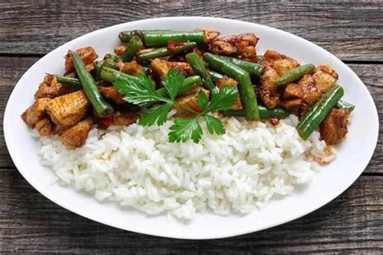 梦到和别人一起吃饭吃肉好香