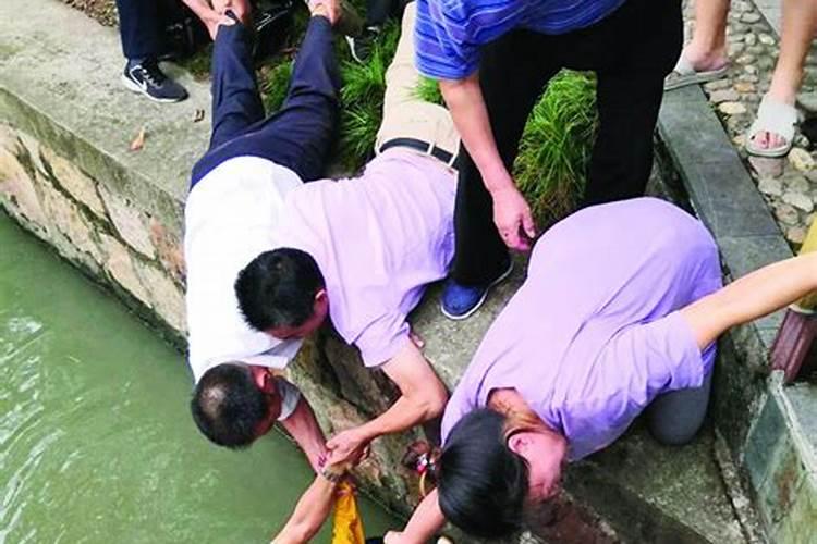梦见家里老人掉进深水里,被救上来了,好吗