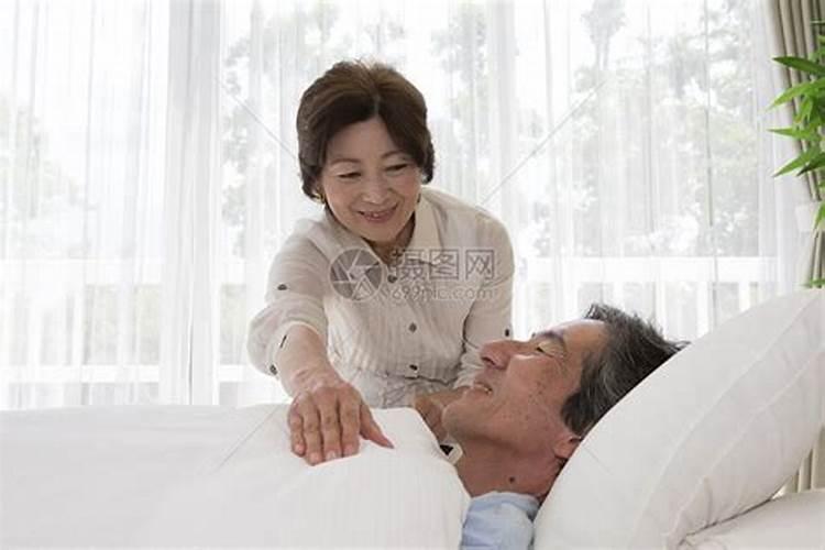 梦见已故奶奶回来不爱走了