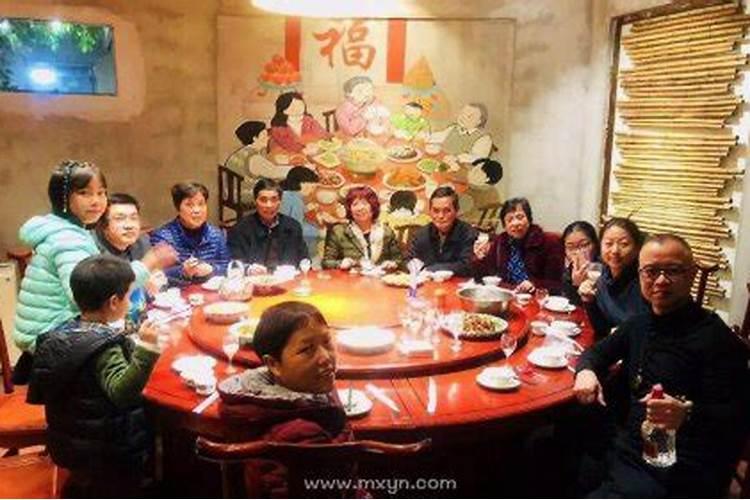 梦见很多人聚在一起吃饭很热闹