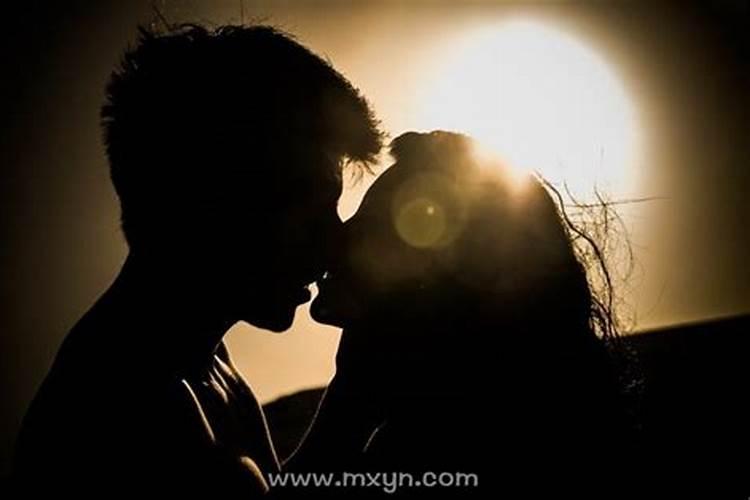 梦见一个熟悉的女人接吻的预兆