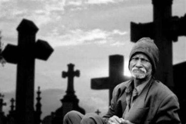 梦见死去的人还活着,自己还与她对话