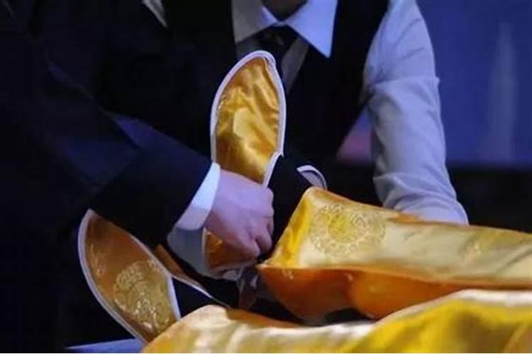 ...法师做法,一个人会头吐白沫,被死去的人上身
