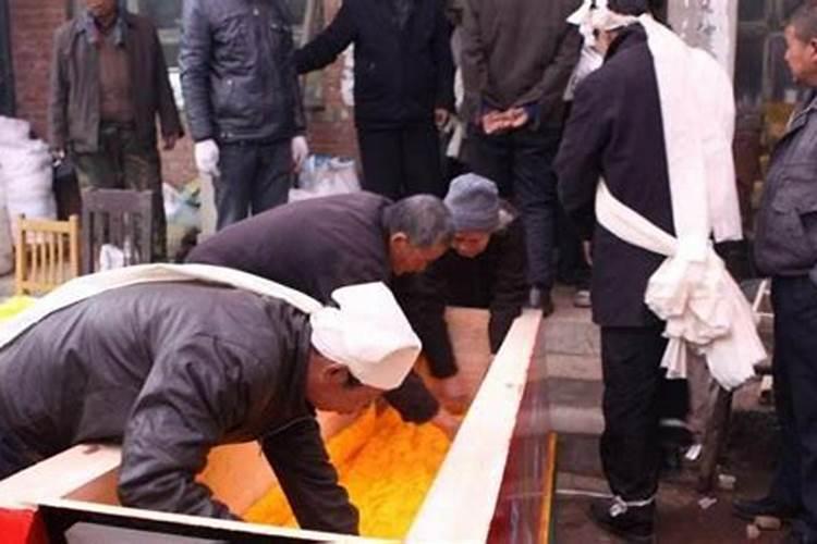 什么是灵婆 让地狱的亲人上身
