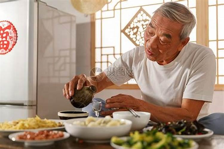 梦见两陌生老人来我家的预兆