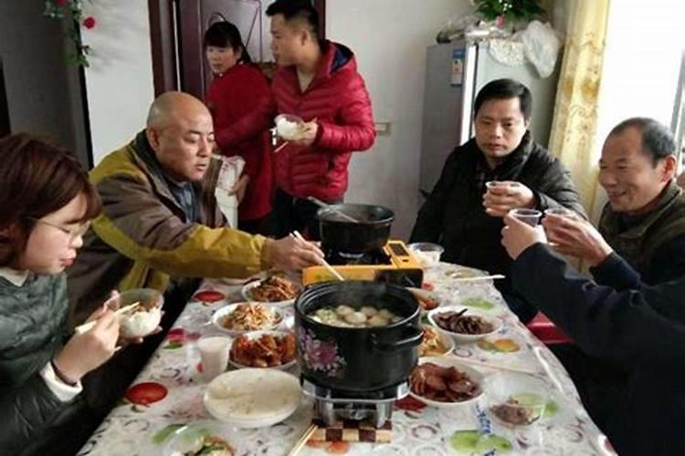 梦见朋友突然到我家做客,请问是什么意思……