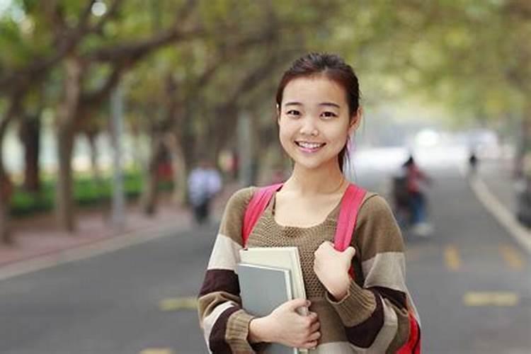 我是一名大学生,经常不间断的梦见自己退学回高中复读