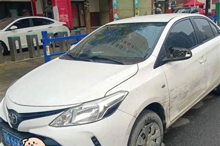 梦见车被撞坏人逃跑了是什么意思