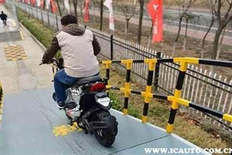 梦见骑电瓶车还载着弟走很陡的下坡路