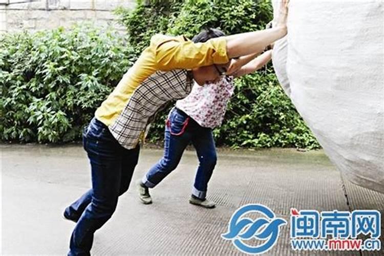 ...上很陡很高的坡,不容易上去,还有陌生人帮我推上去