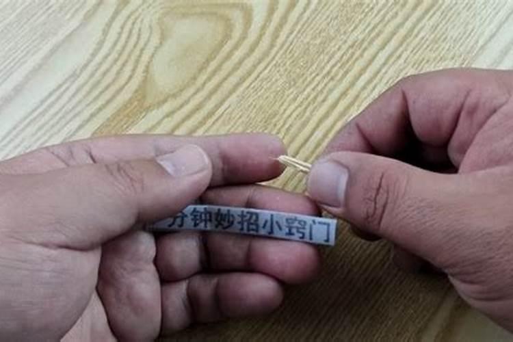 女梦到自己手上扎刺又拔掉了,女人梦见自己手上扎了刺