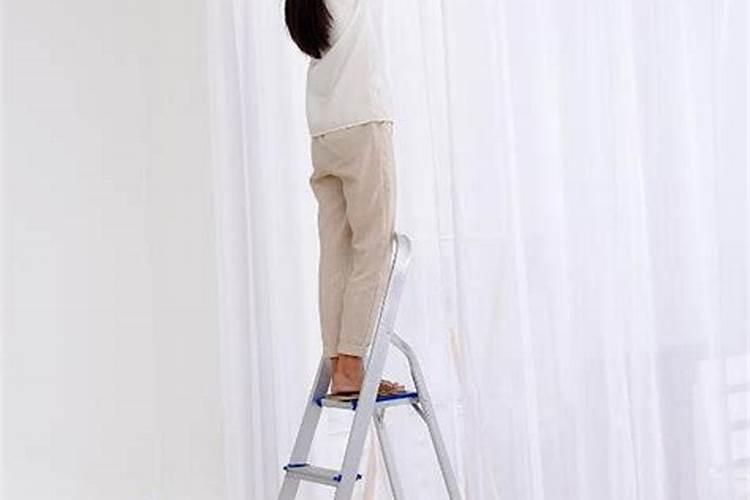 女人梦见爬很高的梯子