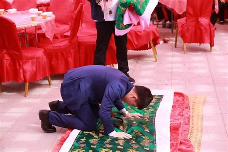 女人梦见烧香磕头下跪