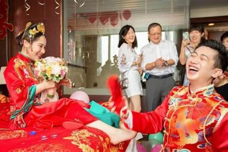 我梦见和我分居的老公我靠在他大腿上笑着笑着他把她的手指头塞进我嘴里...