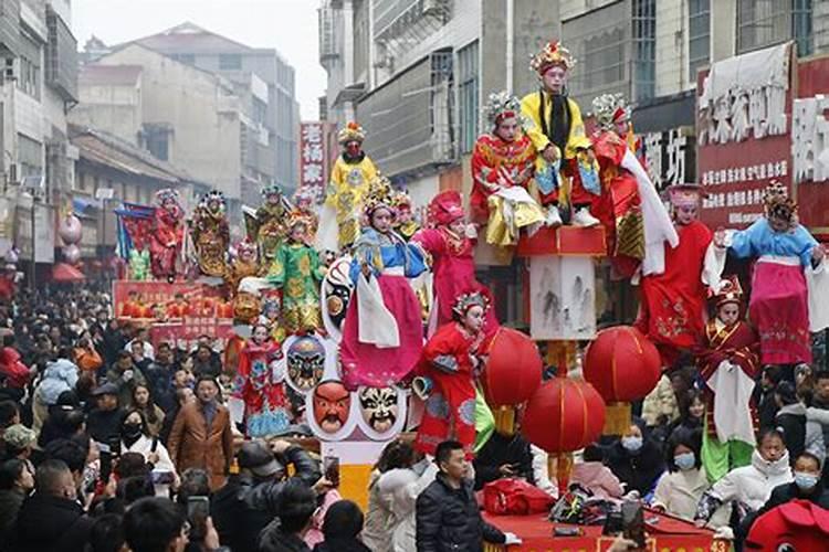 你的家乡有哪些特别的风俗习惯请你介绍一种风俗或写一写你参加的一次...