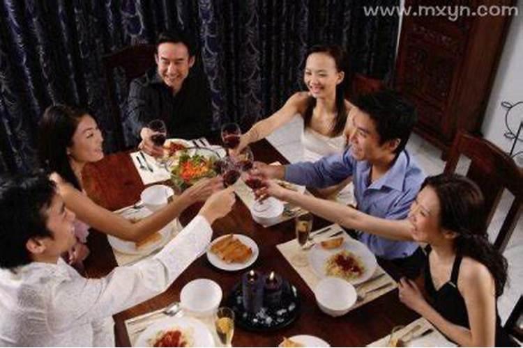 梦见看别人在吃饭