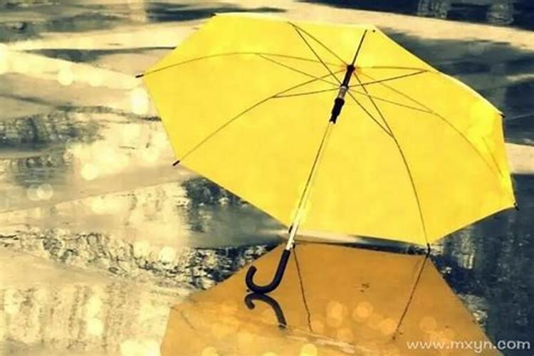 梦见下雨别人给我打伞什么意思 梦见下雨别人给我打伞好不好