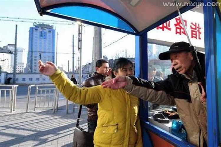 梦见在一个村庄迷路,后遇贵人相助,走出来了。