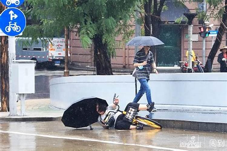 梦见下雨骑车摔跤是什么意思？