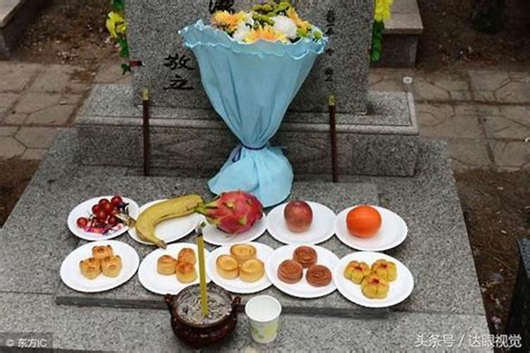 清明节上坟的花放边上还是放坟头上