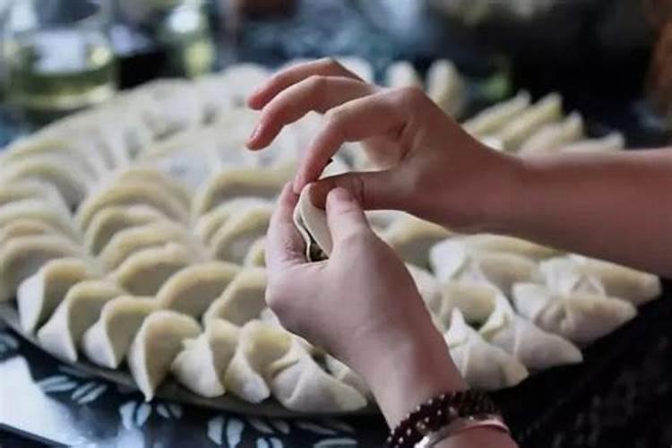 梦见在家里包饺子的预兆