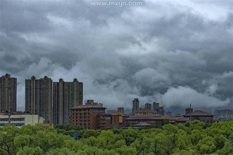 梦见突然乌云密布又快速散开后又下起小雨？