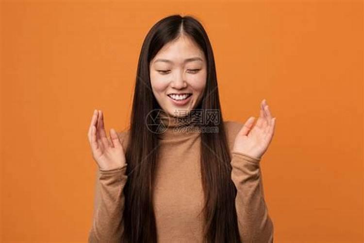 梦见很漂亮的女人朝我微笑的预兆