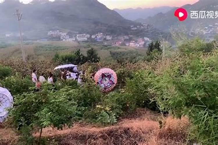 贵州一镇长带200余人刨土开棺引热议,此举的原因是什么？