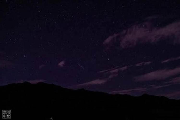 梦见流星从天上划过