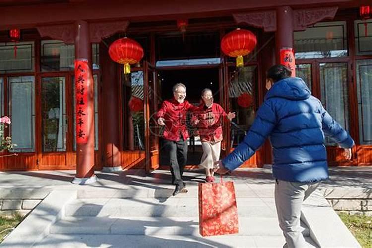 胡杏儿元宵节陪老公回家乡点灯,这是种什么样的习俗？