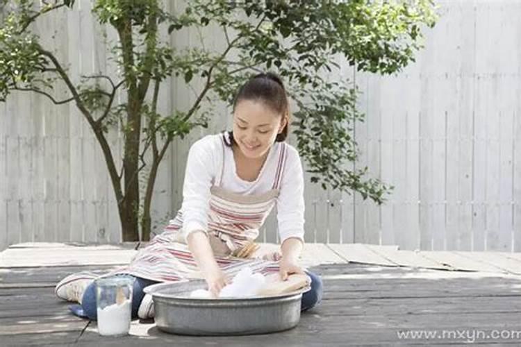 梦见自己在跟别人一起洗衣服