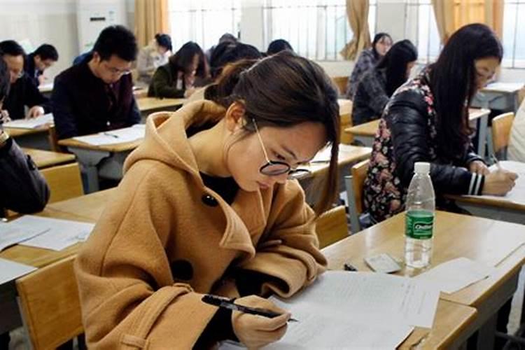 女人梦见水中有好多蛇什么意思