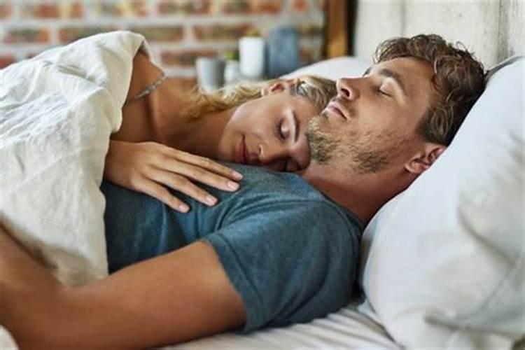 梦见和自己心想的女人在一床上睡覚是什么意思？