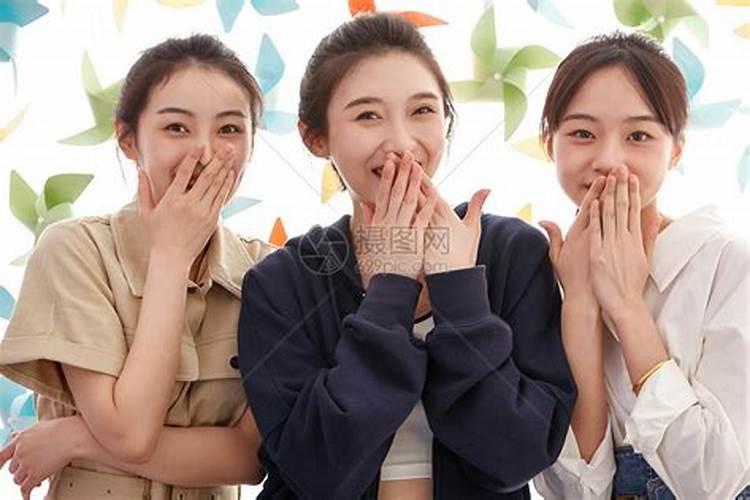 梦见梦有很多女人对我笑的预兆