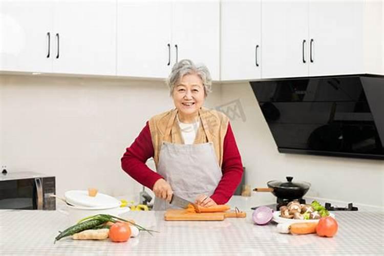 梦见死去的姥姥给我做饭的预兆