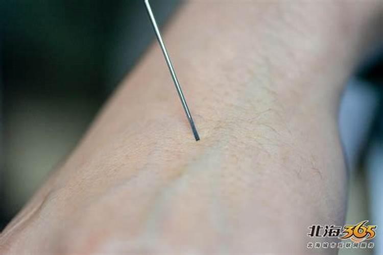 给活人的照片天天扎针什么意思？照片写上生辰八字扎上针会让这个男人倒霉...