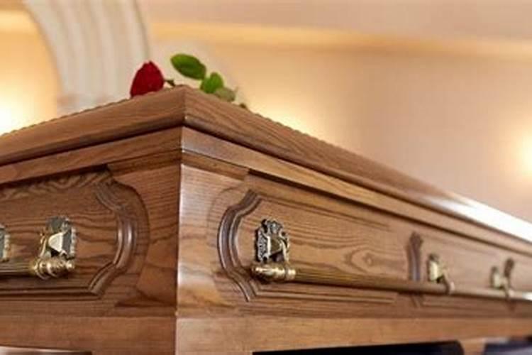 我梦到我和死去的爷爷奶奶睡在一起很开心