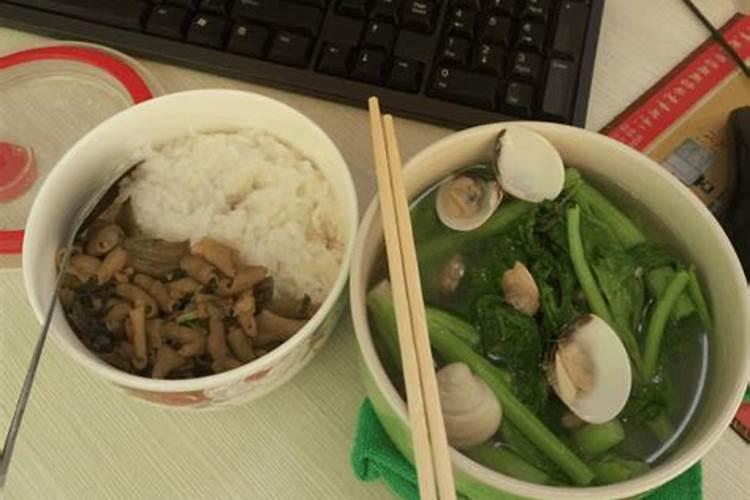 梦见自己公司准备了好多饭菜我带一份给家里人吃？