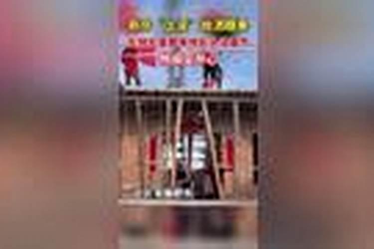 梦见自家上梁有好多人在抢糖和钱我抢到钱是啥意思？