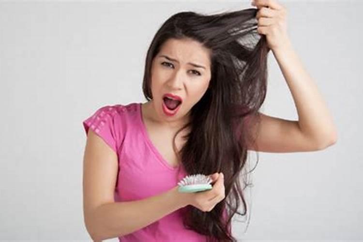 夜里梦见自己掉头发,一抓一大把的掉!有什么征兆吗？我是女的