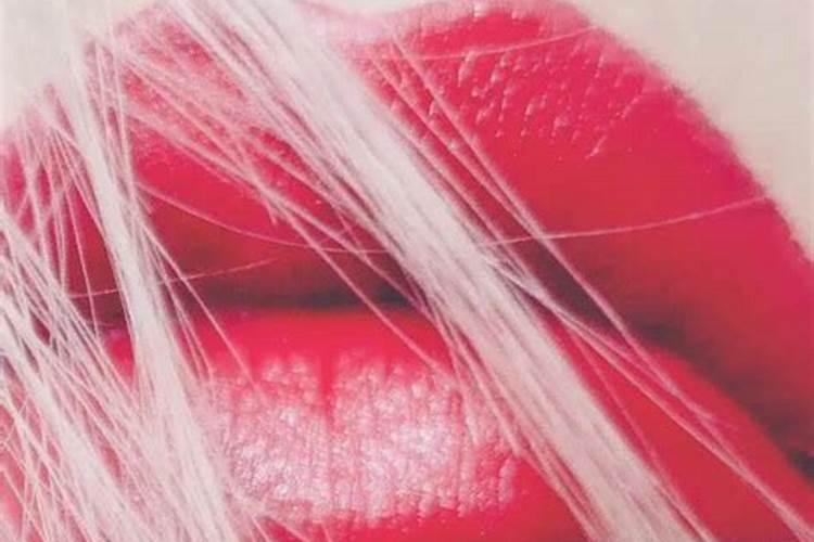 女人梦见从嘴巴里拽出东西