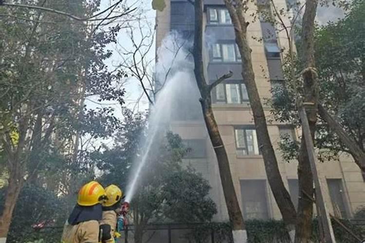 梦见浓烟滚滚什么意思
