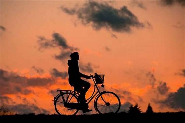 梦见漆黑的夜晚骑车回家路太远？