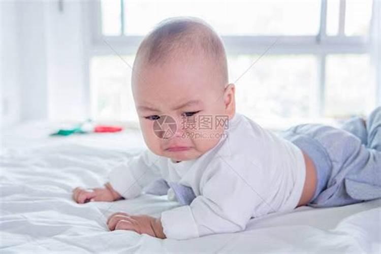 梦见住院生病的叔叔和去世的奶奶躺在一张床上有什么含义？