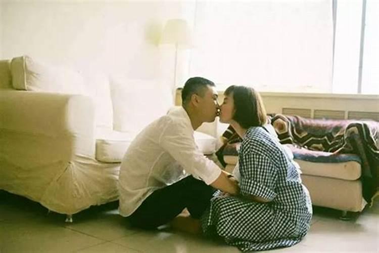 梦见一个漂亮女人在一起亲吻的预兆