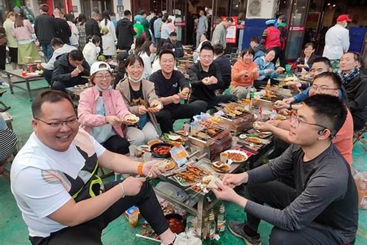 梦见很多人吃烧烤