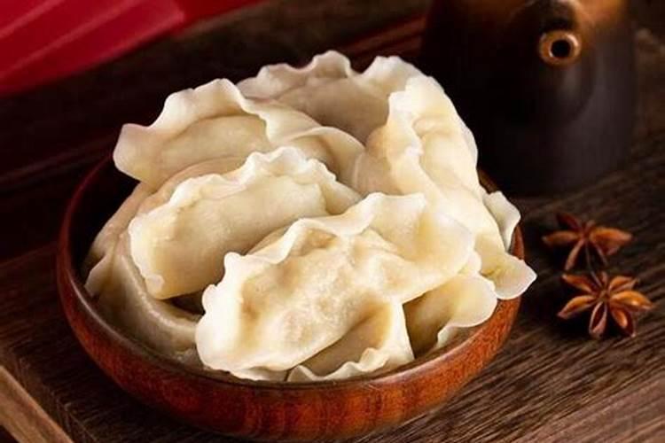除夕夜煮饺子钱掉锅了是什么意思