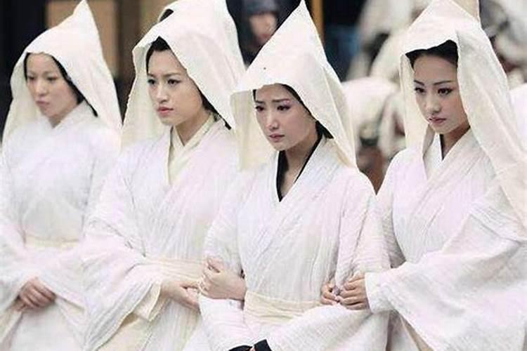 梦见死人好多人穿孝衣的预兆