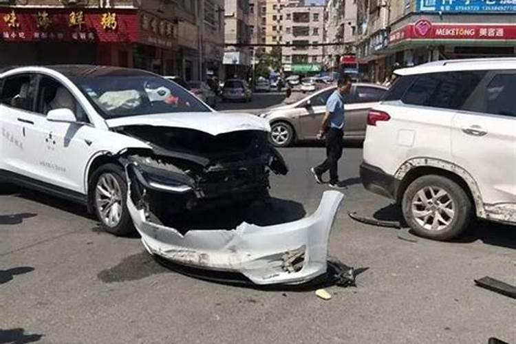 梦见车被别人开去撞坏