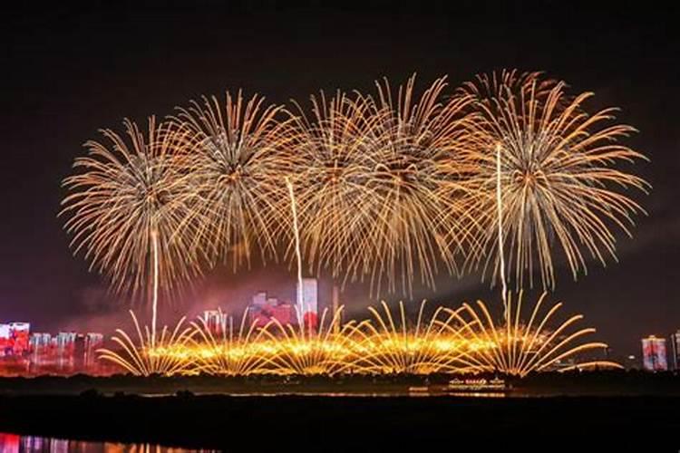 人们把一年中的第一个月圆农历正月十五之夜称作什么节